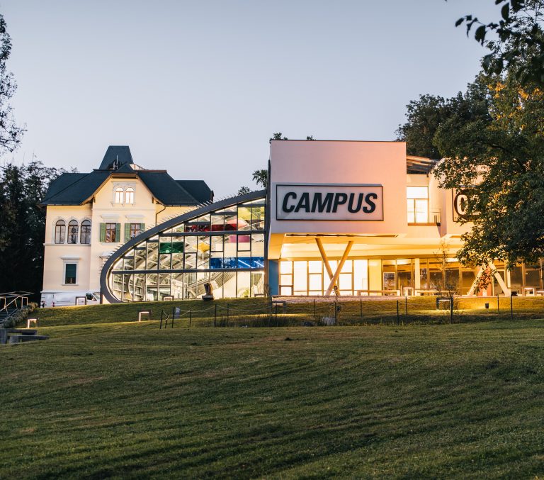 FH Gebäude am Abend