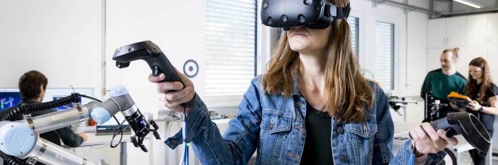 Virtual Reality, Person steht mit AR Brille in einem Labor